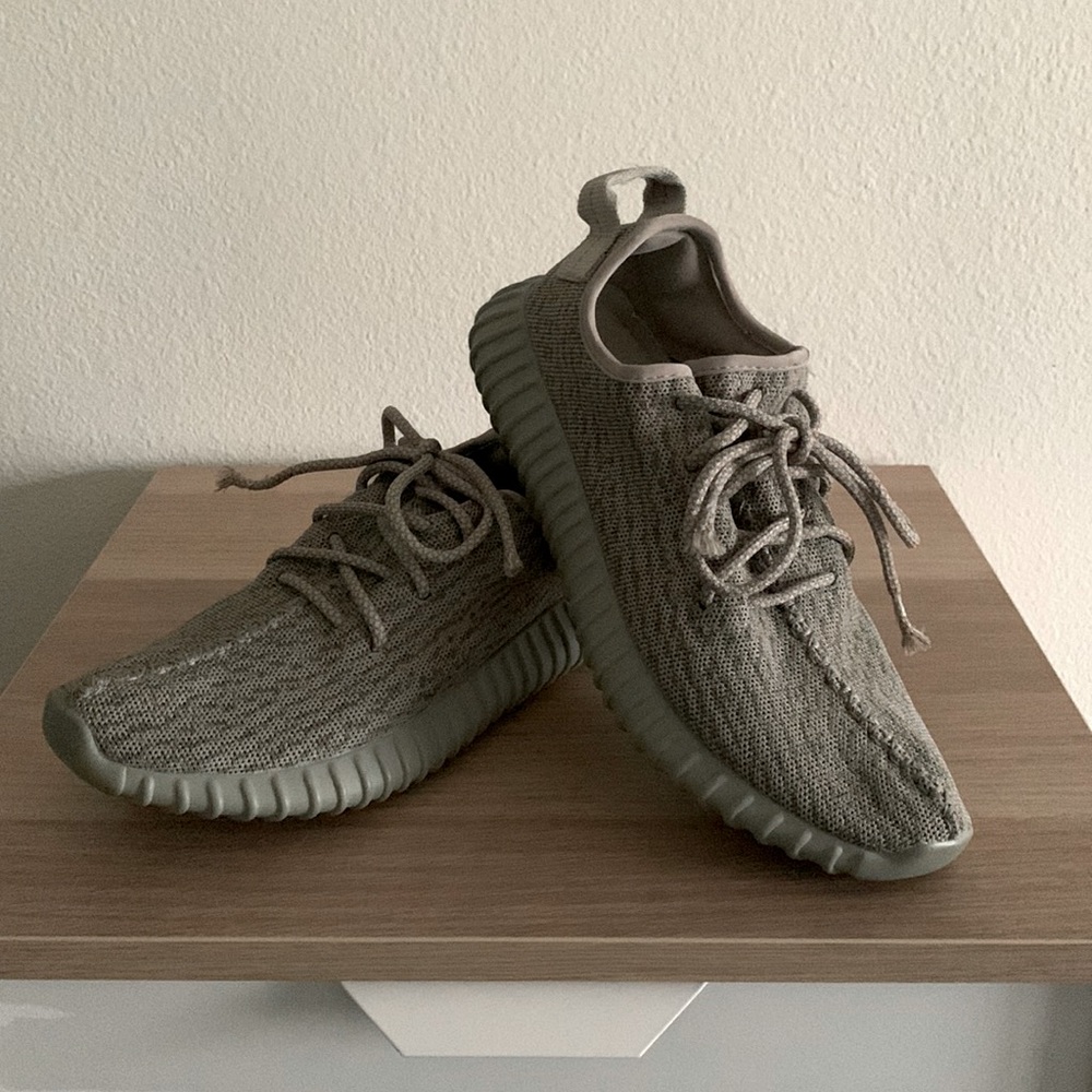 Mens size 8.5 adidas Yeezy boost, grey